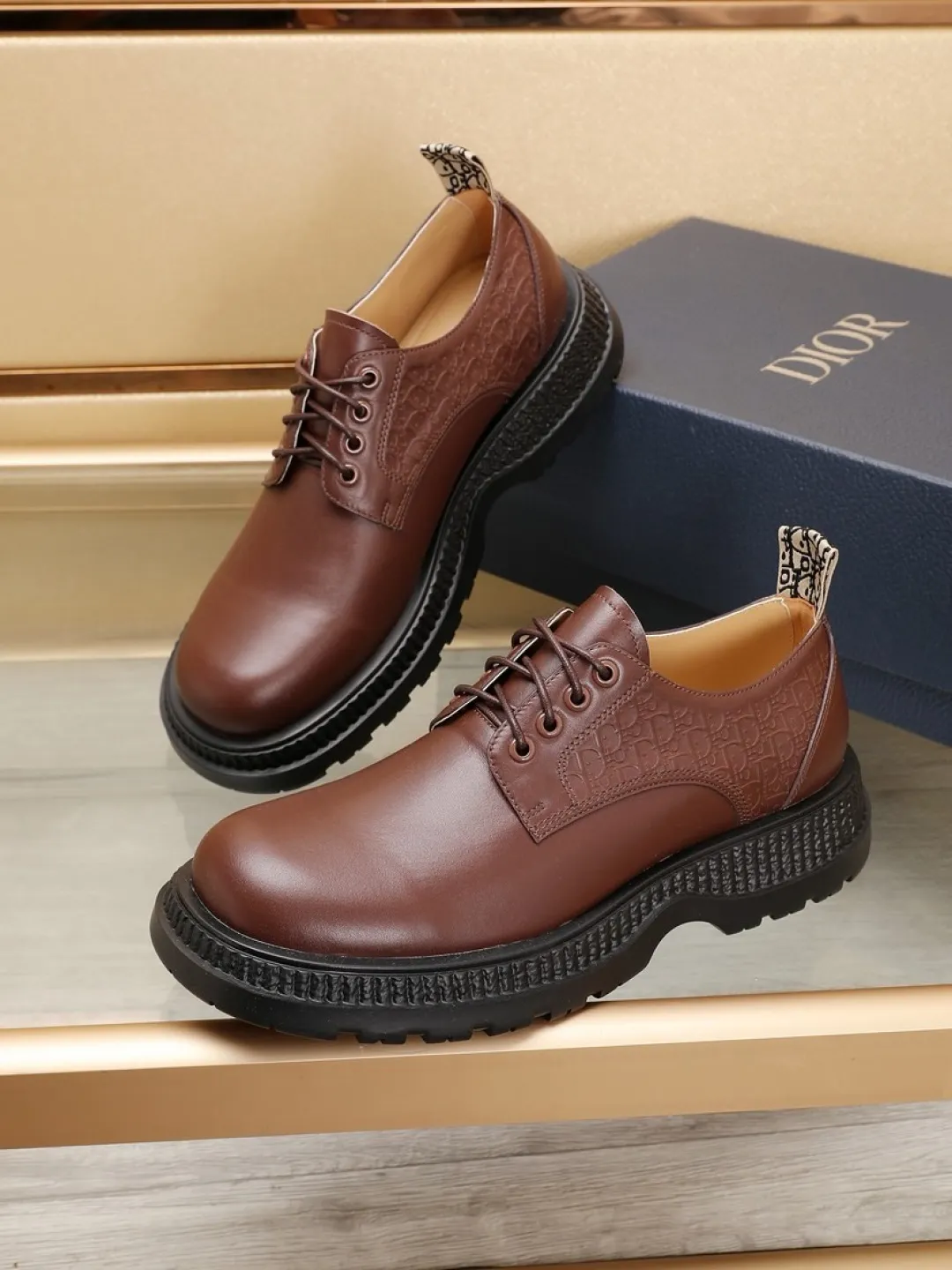 Factory P500💰Dior Buffalo's new low-top Derby casual leather shoes, a new product in the 2024 spring men's series, ideally combine unconventional characteristic elements with Dior's high-end aesthetic style. The original first-grain calfskin upper features side panels with a tonal debossed Oblique print, and the chunky rubber sole showcases a crepe-effect design. Styled with wide leather laces and Oblique-printed rear pull tabs, they add a modern touch to any look. Practical and stylish, it can be easily paired with a variety of casual looks. Size: 38-44 (45 customized)